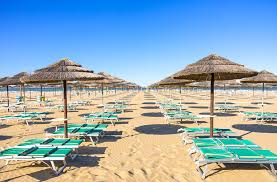 Club - La ville de Rimini, en Italie, regorge de superbes plages, comme  celle-ci. Nul doute que le choix sera difficile! Oh, et il ne faut pas  oublier les promenades animées longeant
