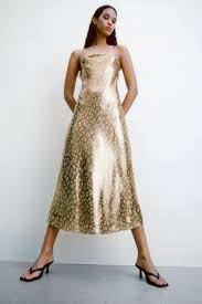 We picked the best websites that rent everything from bridal lehengas to light lehengas, dhoti pants to gorgeous gowns and even saris! Best Cheap Wedding Guest Dresses For A Summer Wedding