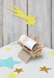 Das Jesuskind In Der Krippe Aus Einer Papp Rolle Weihnachten Krippe Toiletrollcrafts Cardboard Crafts Gifts Gift Wrapping