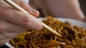 essen versalzen diese tricks helfen gebratene nudeln nudeln mit gemuse asiatisches gemuse