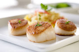 Noix De Saint Jacques Masquees D Une Fine Puree De Truffe Sur Une Fondue De Poireau Recette Recettes De Cuisine Coquille Saint Jacques Et Recette