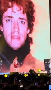 Gracias @thalia.ochoa por capturar este super momento vivido anoche en  #Medellín de nuestra artista @shakira junto al grande @lfoooch en su último  concierto de la primera fase de #lmynlworldtour ! #shakira  #lmynlworldtourmedellín #