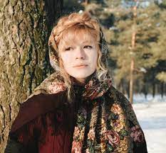 Traditional Things Are The Best Especially When It Comes To Traditional Russian Woolen Scarfs For Russian Hairstyles Traditional Hairstyle Vintage Hairstyles