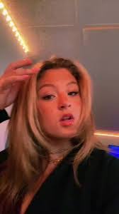 Niki Harvey's Instagram, Twitter & Facebook