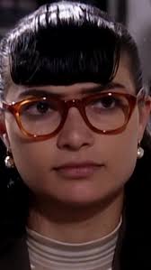 Armando y Betty discuten sobre el maquillaje de la junta