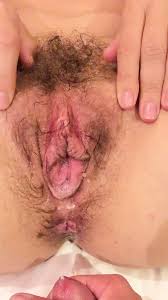 Evli kadın kıllı amının içine boşalıyor, büyük pembe amcığı tüm dölleri  titreşiyor ve amının suyu akıyor