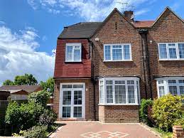 We have 26 offers from 157,000 to 2,755,000$. 3 Bed House For Sale In London N12 9nd Ref 16190