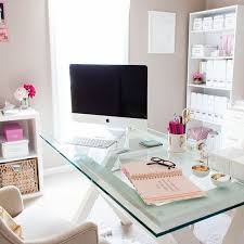 Looking For Some Feminine Home Office Ideas Here Are 13 Chic Office Designs Optimized For Or Feminine Home Offices Office Decor Professional Home Office Decor