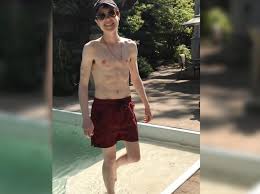Elliot page, eerder bekend als ellen page (halifax, 21 februari 1987), is een canadees acteur en openlijk transgender.page werd in 2008 genomineerd voor onder meer een oscar, een golden globe en twee bafta awards (die voor beste actrice en de rising star award) voor de hoofdrol in de tragikomediefilm juno. Elliot Page Debuts Top Surgery After Coming Out As Transgender Man