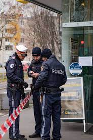 Bewaffnet mit einer waffe und mit einer sturmhaube maskiert, forderte er geld in der bank am linzer froschberg. Bankuberfall Linz Urfahr Bewaffneter Bankrauber Auf Der Flucht Linz