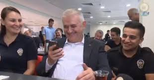 Uzun süredir basının karşısına çıkmayan başbakan binali yıldırım'ın kızı büşra köylübay bir defilenin basın toplantısında görüntülendi. Binali Yildirim Telefonda Kiz Istedi Binali Yildirim Nereli