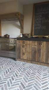 de laatste tijd zien we steeds meer houten keukens voorbijkomen deze hoeven namelijk helemaal ni rustieke keukens keuken ontwerp keuken vloeren