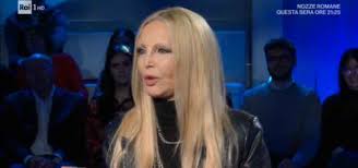 Nella terza serata della kermesse canora si è presentata sul palco con un orribile completo arancione e ha travolto tutti. Patty Pravo Le Canne Con Jimi Hendrix Si Usava Il Cantante Mascherato