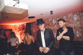 Mit Sebastian Goller Im P1 Club Nachtleben Wellenreiten Spannende Geschichte