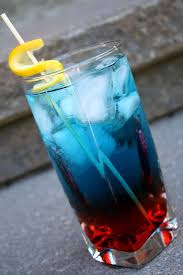 Cocktails Plume Et Fourchette Has Come Up With The Perfect Looking Superman Cocktail Looking At It I Feel Mighty I Fun Drinks Cocktail Drinks Alcoholic Drinks
