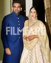 Some unseen pictures of virat kohli and anushka sharma from zaheer khan and sagarika ghatge's wedding reception have surfaced online and taken the internet by storm. Gorgeous Zaheer Khan And Sagarika Ghatge Host A Grand Reception Filmfare Com