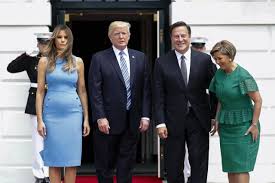 Melania trump ретвитнул(а) melania trump 45 archived. Melania Trump Tutti I Look Della First Lady Corriere It