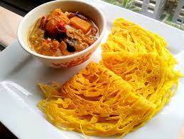 Saring tepung, garam dan kunyit menjadi mangkuk pencampur berukuran sedang. Cara Membuat Roti Jala Kuah Kari Yang Bisa Anda Coba