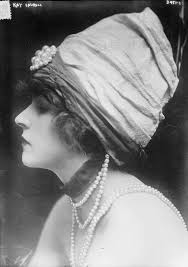 35 Black and white photographs of women with hats Images: PICRYL