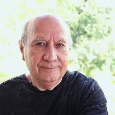 Definitivamente cualquiera puede hacernos erizar la piel, cualquiera puede  alborotar nuestros sentidos, haciéndonos sentir muchas emociones y  sensaciones asociadas a una liberación hormonal, que responde a un proceso  químico y biológico de