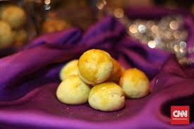 Untuk anda yang ingin belajar membuat kue tersebut, berikut akan kami ulas. Resep Kue Kering Nastar Untuk Camilan Lebaran