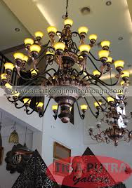Kehadiran lampu hias gantung, membuat ruangan jadi terasa beda dengan nuansa elegan. Lampu Hias Gantung Besar Pusat Kerajinan Tembaga