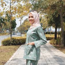 Sedikit berbeza dari koleksi prima yang lain, bunga kurung kedah mempunyai lebih elemen moden diterapkan pada rekaannya namun tidak lari dari potongan baju kedah yang pendek dan longgar. Baju Kurung Moden 2021 Raya Belova Baju Kurung Kedah Rosie Lazada