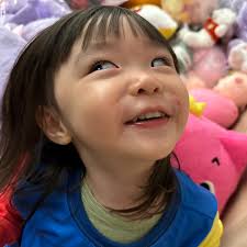 我女兒真的比我還想要當明星～🤩 他現在不管去哪？在哪裡？ 只要我們家米苔目小姐一聲令下：媽媽幫我拍照！！  我不管手上身上多少東西都會瞬間變成專業攝影師～ 明明媽媽才是明星，為了幫他拍照無論在哪裡當下多像瘋婆子，我都會很認真專業的幫她拍照，一拍完她還除了還要  ...