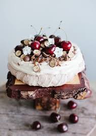 Pavlova Aux Cerises Et Chocolat 14 Pavlovas Qui Nous Mettent L Eau A La Bouche Elle A Table Pavlova Recette Pavlova Pavlova Au Chocolat