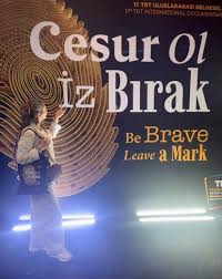 Cesur Ol İz Bırak" 17. TRT Uluslararası Belgesel Ödülleri bu yıl "Cesur Ol İz Bırak" mottosuyla dünyanın dört bir yanından güçlü hikayeleri belgeselseverlerle buluşturuyor. 4-7 Haziran Grand Pera - İstanbul