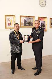 Elakkan daripada berjalan sendirian di kawasan sunyi dan jika ada orang yang mencurigai bahagian keselamatan utm. Kunjungan Hormat Jabatan Pencegahan Jenayah Dan Keselamatan Komuniti Portal Rasmi Majlis Bandaraya Seremban Mbs
