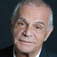 Lasciato dalla ragazza perché insegue sogni irrealizzabili mentre lei vuole sistemarsi, checco decide di partire da polignano a mare e raggiungere milano. E Morto Luigi Angelillo Zio Di Checco Zalone In Cado Dalle Nubi Noi Notizie