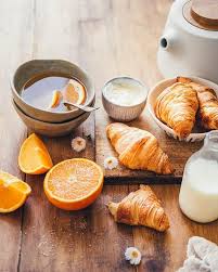 Ces Matins La Les Autres Du Jus Dorange Fraichement Presse Un The Twiningsfrance Bien Chaud Et Des Croissants Tout Jus D Orange Culinaire Fraise Basilic