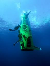La fosse des mariannes est la fosse océanique la plus profonde connue à ce jour, c'est aussi l'endroit le plus profond de la croûte terrestre. James Cameron Completes Record Breaking Mariana Trench Dive