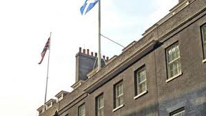 10 downing street, popularly known as number 10, is the official residence of situated in downing street in the london borough of city of westminster, the building contains around 100 rooms and is a. Schottlands Fahne Uber Downing Street 10