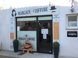 Entièrement polyvalents, les coiffeurs du salon s'occupent de vous de a à z. Margaux Coiffure Isabella Saintes Maries De La Mer Coiffeur Adresse