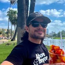 Kanye's famous 2018 SNL rant has been found , the entire cast were going  through life crisis just standing there with him. 😅