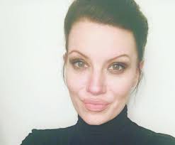 Parece-lhe Angelina Jolie? Veja de novo…