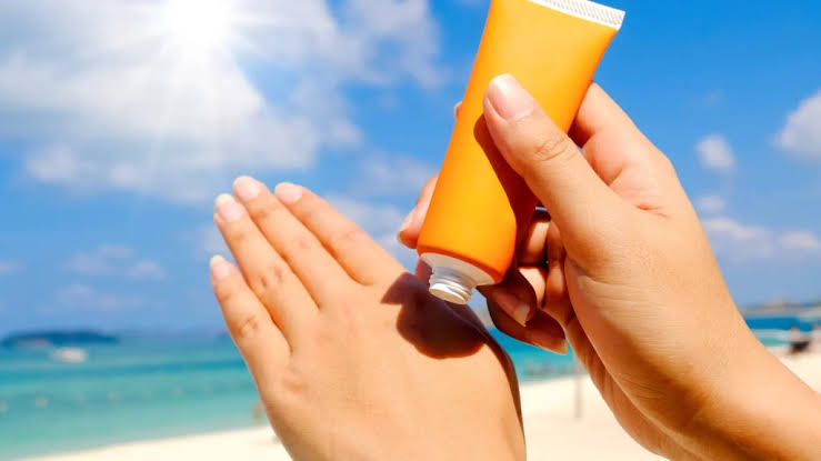 Sunscreen Benefits: 10 Reasons to Wear It Daily