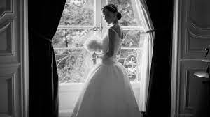 Bei ihrer verlobung trug sie jogginghose priyanka chopra: Die Inspiration Fur Zoe Kravitz S Ballerina Hochzeitskleid Audrey Hepburn Vogue Germany