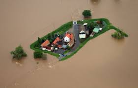 Depuis la nuit dernière, de violentes intempéries entraînent des inondations et des effondrements de maison. Inondations Des Milliers D Evacuations En Allemagne Le Devoir