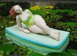 Gartenfigur Fur Den Teich Badenixe Keramik Kunst Blog Gartenfiguren Figur Badenixen