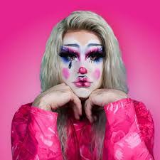 Elle Queen's Instagram, Twitter & Facebook