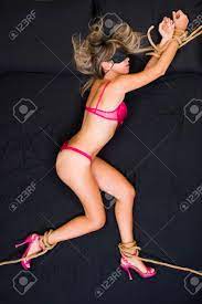 Mujer En Ropa Interior Y Los Zapatos De Tacon Alto Con Los Ojos Vendados Y Atado De Pies Y Manos En La Cama Fotos Retratos Imagenes Y Fotografia De Archivo Libres De