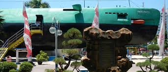 Berlokasi di tepi kali mas, di pusat kota surabaya, monumen kapal selam (monkasel) ini adalah sebuah museum yang dicari wisatawan saat berkunjung di surabaya. Monumen Kapal Selam Surabaya Utiket