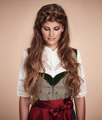 Trachtenfrisuren Kunstvolle Looks Fur Oktoberfest Co Tracht Frisur Dirndl Frisuren Oktoberfest Frisur