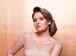 واستعرضت هنا فستانها في فيديو بثته عبر حسابها الرسمي على موقع انستجرام حيث ظهرت بفستان باللون الأصفر مكشوف الكتفين والظهر ومزود. ØµÙˆØ± Ø¥Ø·Ù„Ø§Ù„Ø© Ø¬Ø±ÙŠØ¦Ø© Ù„Ù€ Ù‡Ù†Ø§ Ø´ÙŠØ­Ø© Ø¨ÙØ³ØªØ§Ù† Ø£Ø³ÙˆØ¯ Ù…ÙØªÙˆØ­ Ù…ØµØ±Ø§ÙˆÙ‰