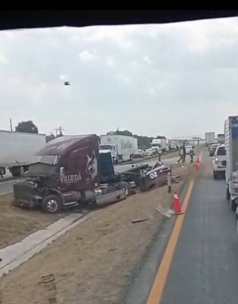 Mexico–Querétaro Highway traffic disrupted by trailer truck crash