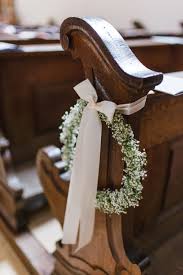 Dekoration Fur Die Trauung In Der Kirche Mit Einem Kranz Aus Schleierkraut An Der Kirchenbank Fot Kirchenschmuck Hochzeit Hochzeit Kirche Hochzeitsdekoration