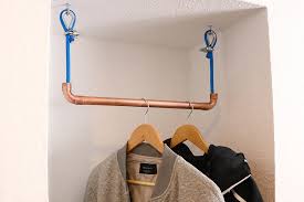 Sobald man durch die türe in die eigenen vier wände tritt, ist man zu hat man allerdings eine nische im flur, bietet es sich an, in diese eine garderobe einzubauen und dort. Hangende Kleiderstange Aus Kupfer Diy Academy